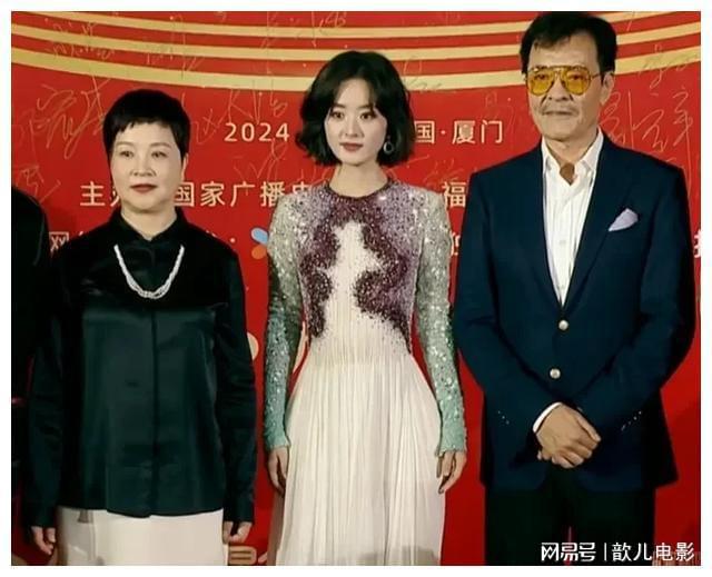 黄杨钿甜成人礼戴的耳环230万