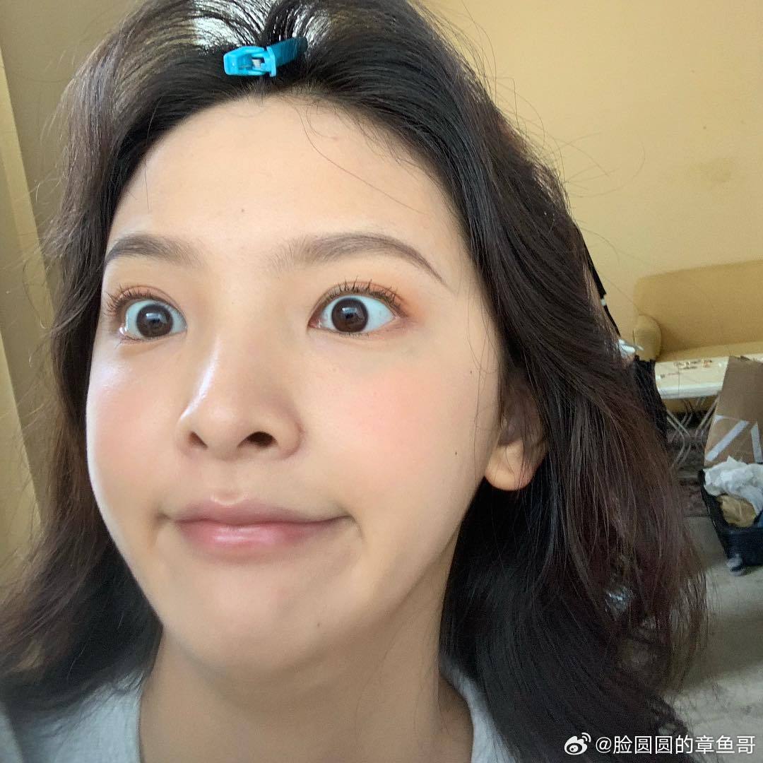 章若楠有点疑惑全写脸上了