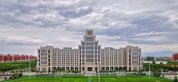 学校将校长聊天记录投屏到地铁站
