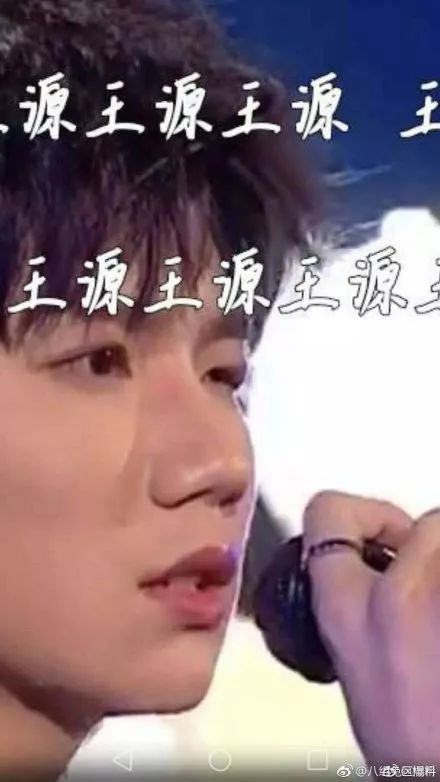 徐子尧演唱时疑似有虫子爬到脸上