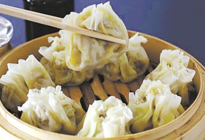 男子去内蒙古旅游点半斤烧麦后懵了一顿饭竟吃出“惊喜”！