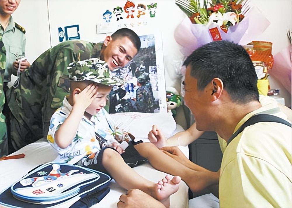汶川地震中的敬礼娃娃已是北大学生