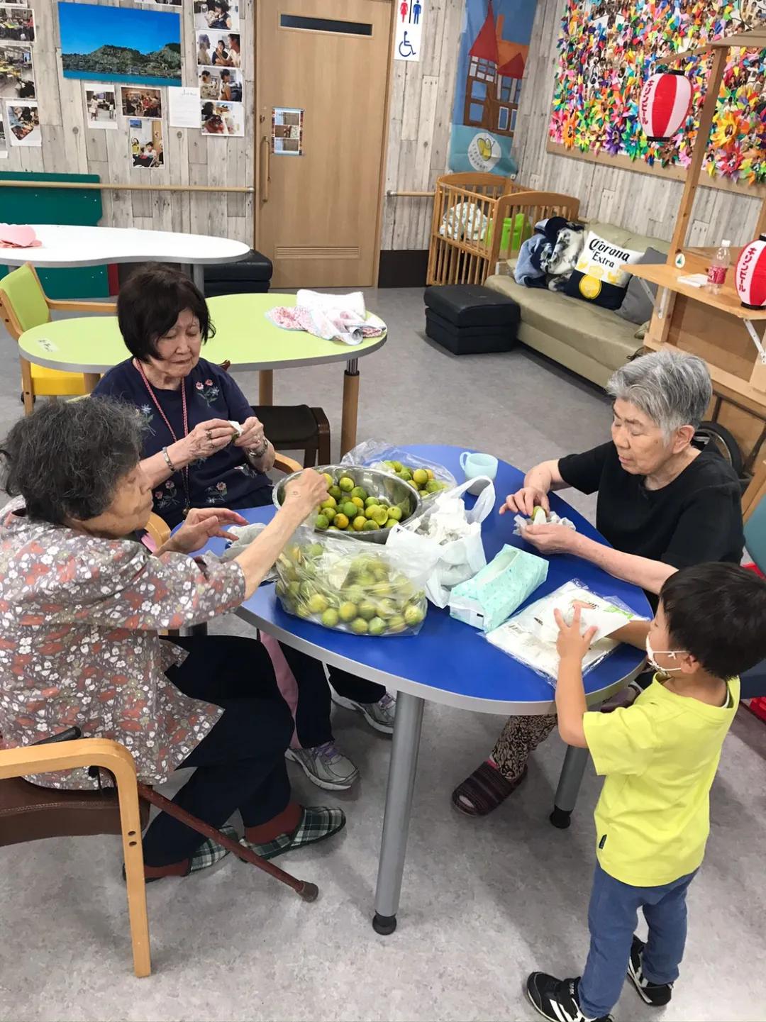 日本16岁男孩谋杀祖父母后淡定上学