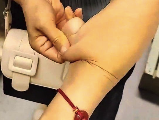 震惊！皮肤可拉伸如橡皮人，未来人类将拥有超能力？