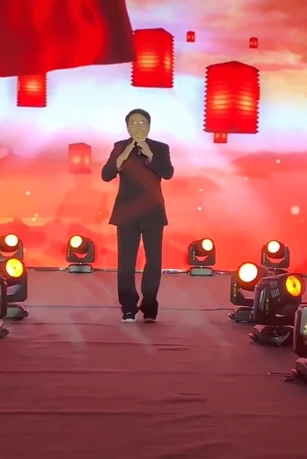 71岁成龙头发花白戴老花镜