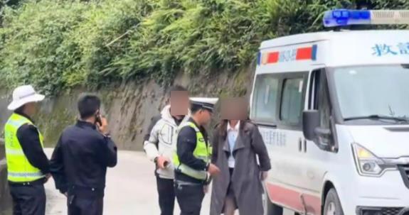 一救护车在西藏拉警报开道旅游?