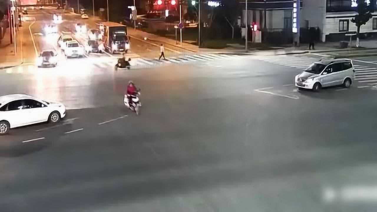 电动车闯红灯致4死