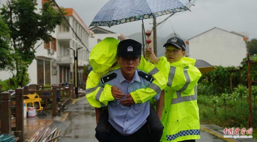 震惊！穿警察雨衣参加丧事引发热议，背后真相令人深思
