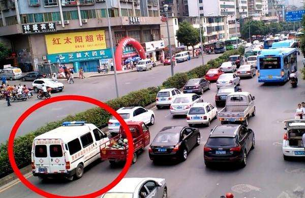 卫健委通报救护车拉警报器开道旅游