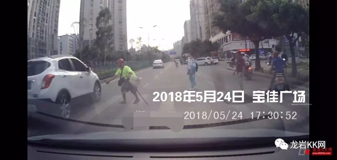 大爷碰瓷演技太假 尴尬爬起离开