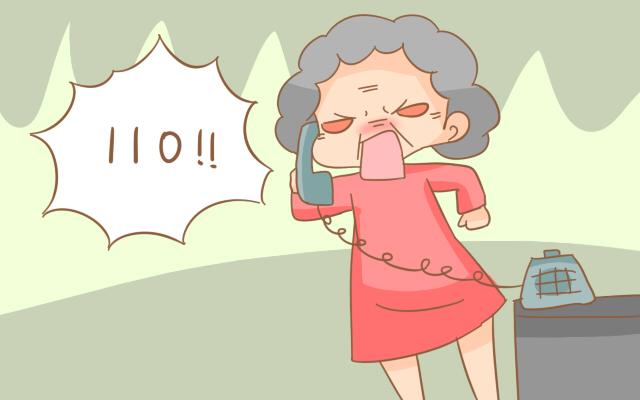 老人被拒门外睡楼道