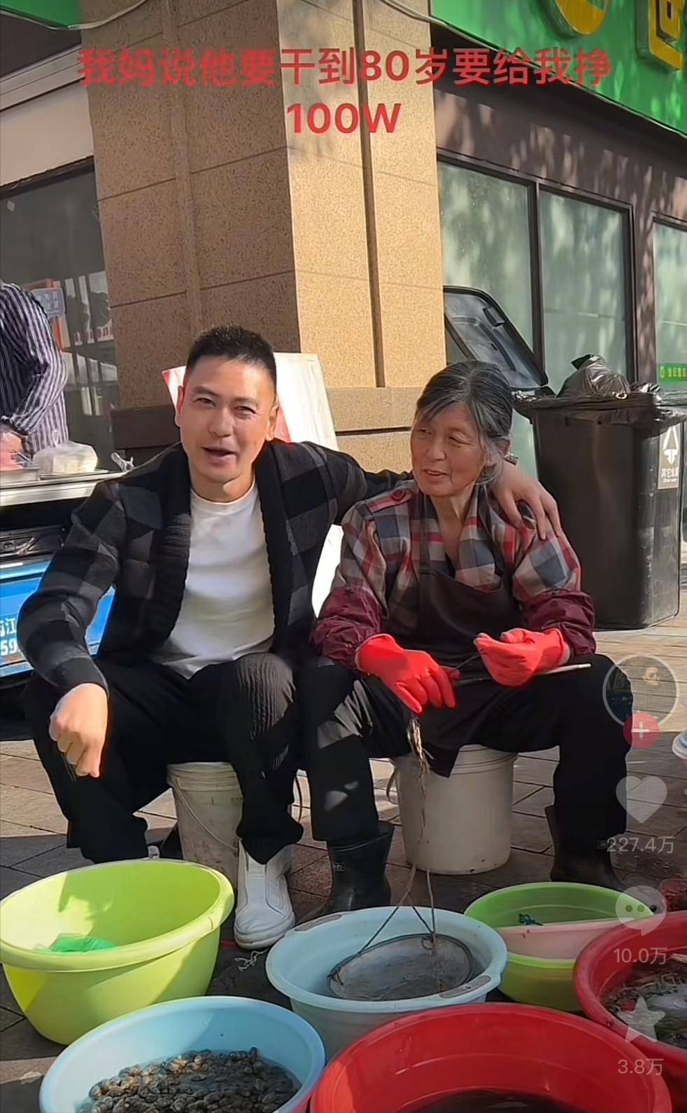 央视冠军歌手回老家摆摊照顾父亲