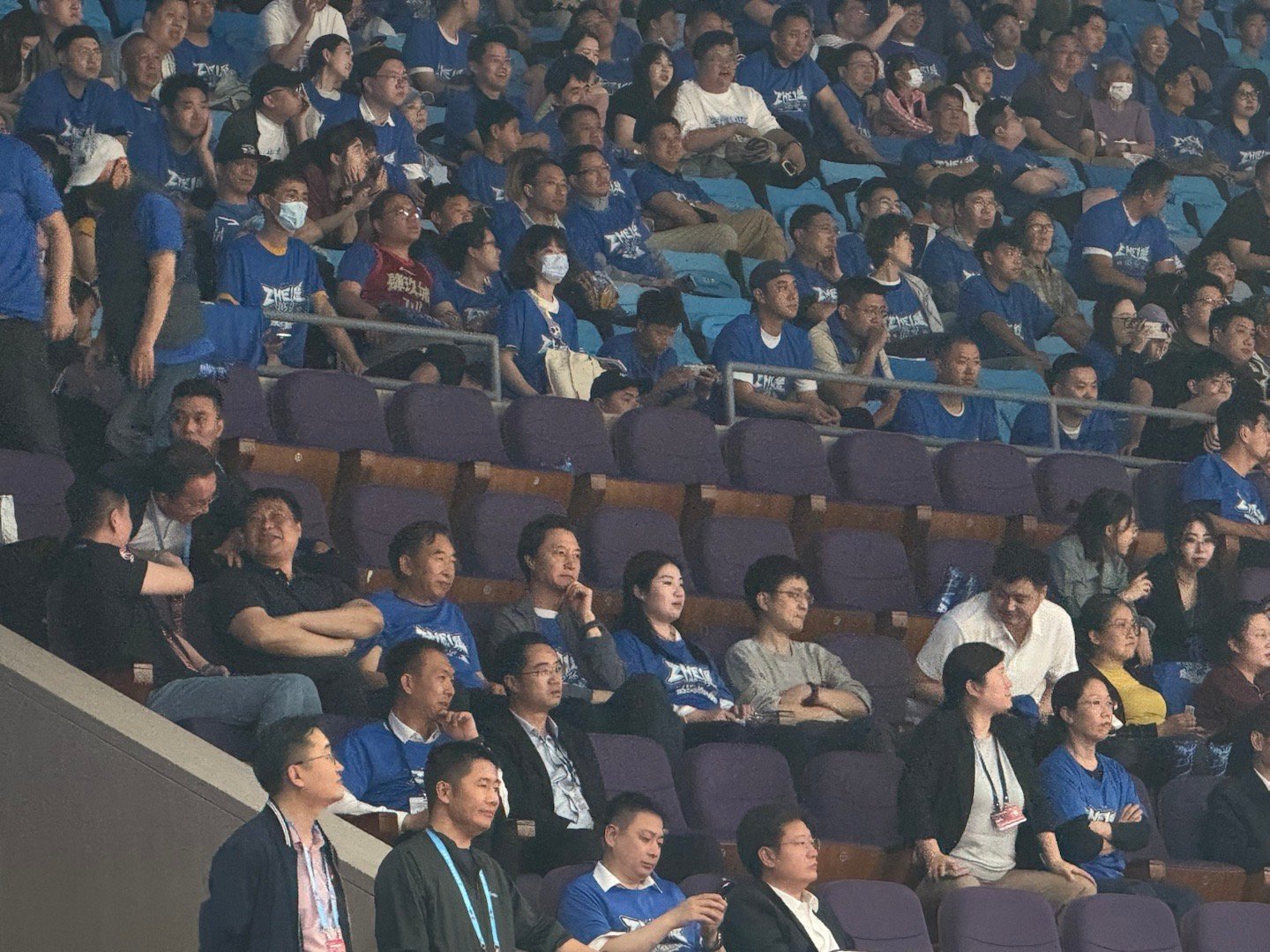 马龙一家四口观战CBA总决赛