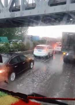 桥下躲冰雹致堵车