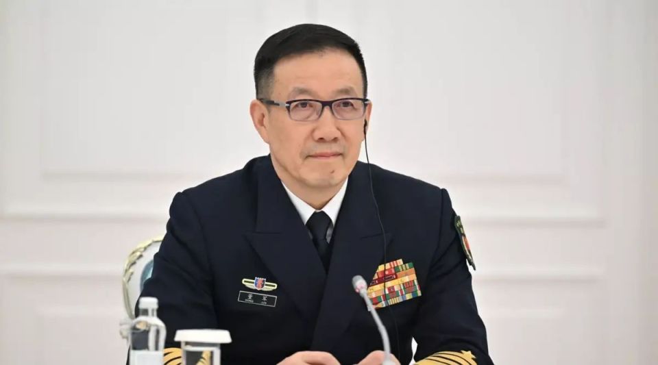 网友在德国拍到中国防长董军