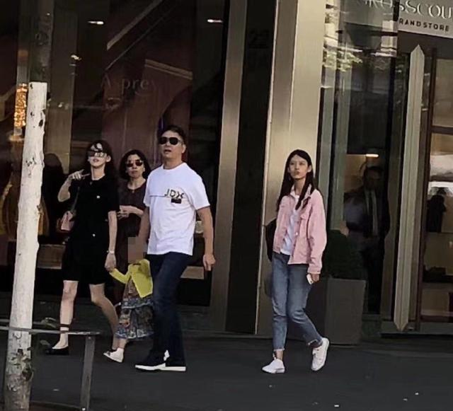 刘强东章泽天手牵手现身马耳他