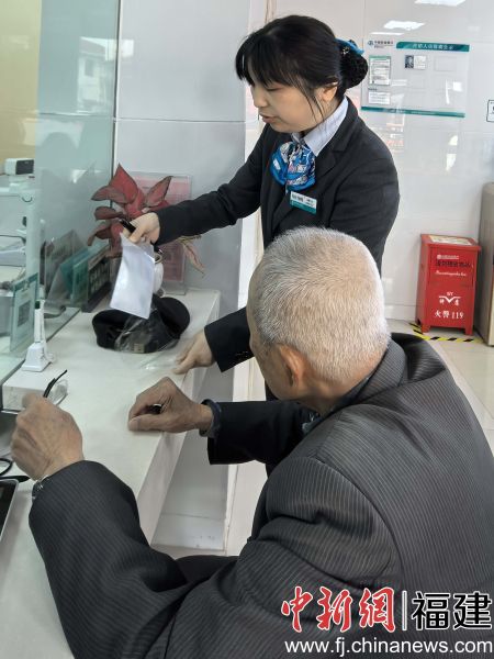 银行回应老人银行办业务发病离世