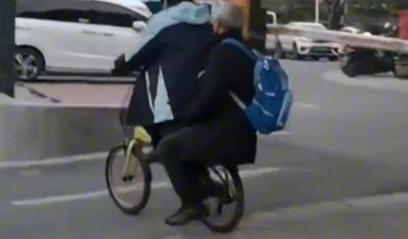 小孩独自骑车 爷爷瞬间切换飞奔模式