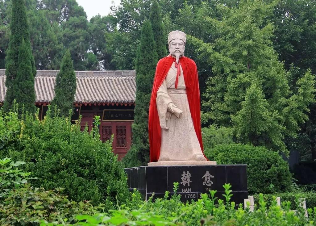 爬大雁塔韩愈雕像