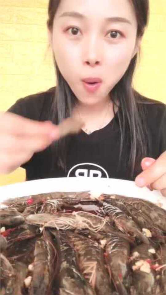 女子吃生腌小龙虾 吸虾头惊呆网友