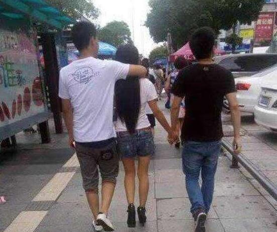 男子误把别的男子当成女友拉着手走