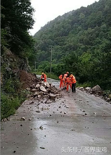 私家车被山体落石砸中 司机当场遇难