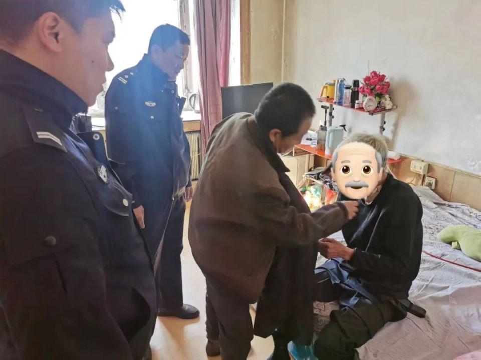 男子失踪7年被找到 正躺桥洞玩手机