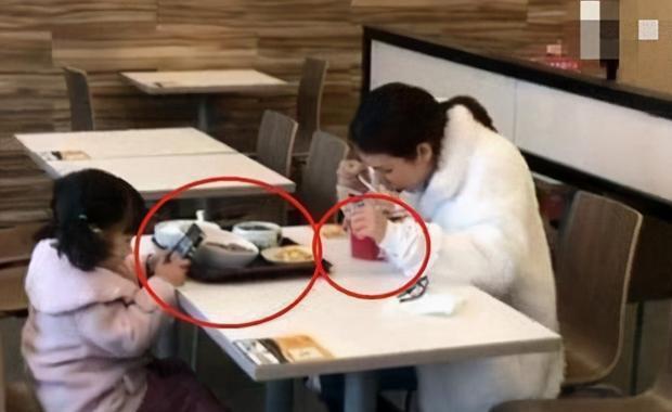 母女就餐1小时未动筷老板报警