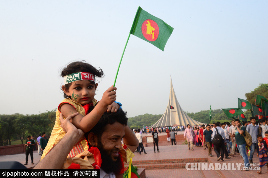 印度民众聚集挥舞国旗庆祝“胜利”
