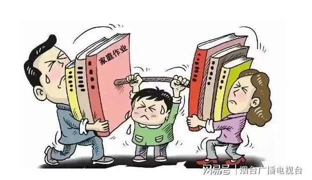 百色教育局通报家长抱婴儿站护学岗