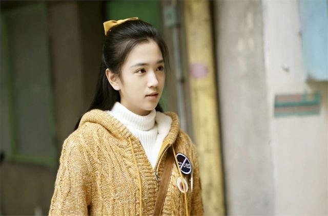 杨迪尹正偶遇代露娃蹭吃鱼腥草