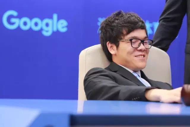 蔡磊用眼控仪和儿子交流围棋水平