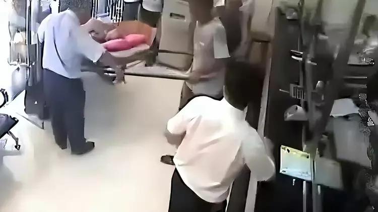 "病重老人取钱死于银行"暴露了什么