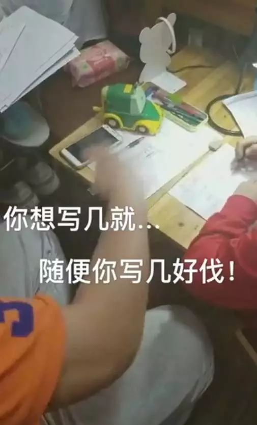爸爸辅导女儿作业被“逼疯”