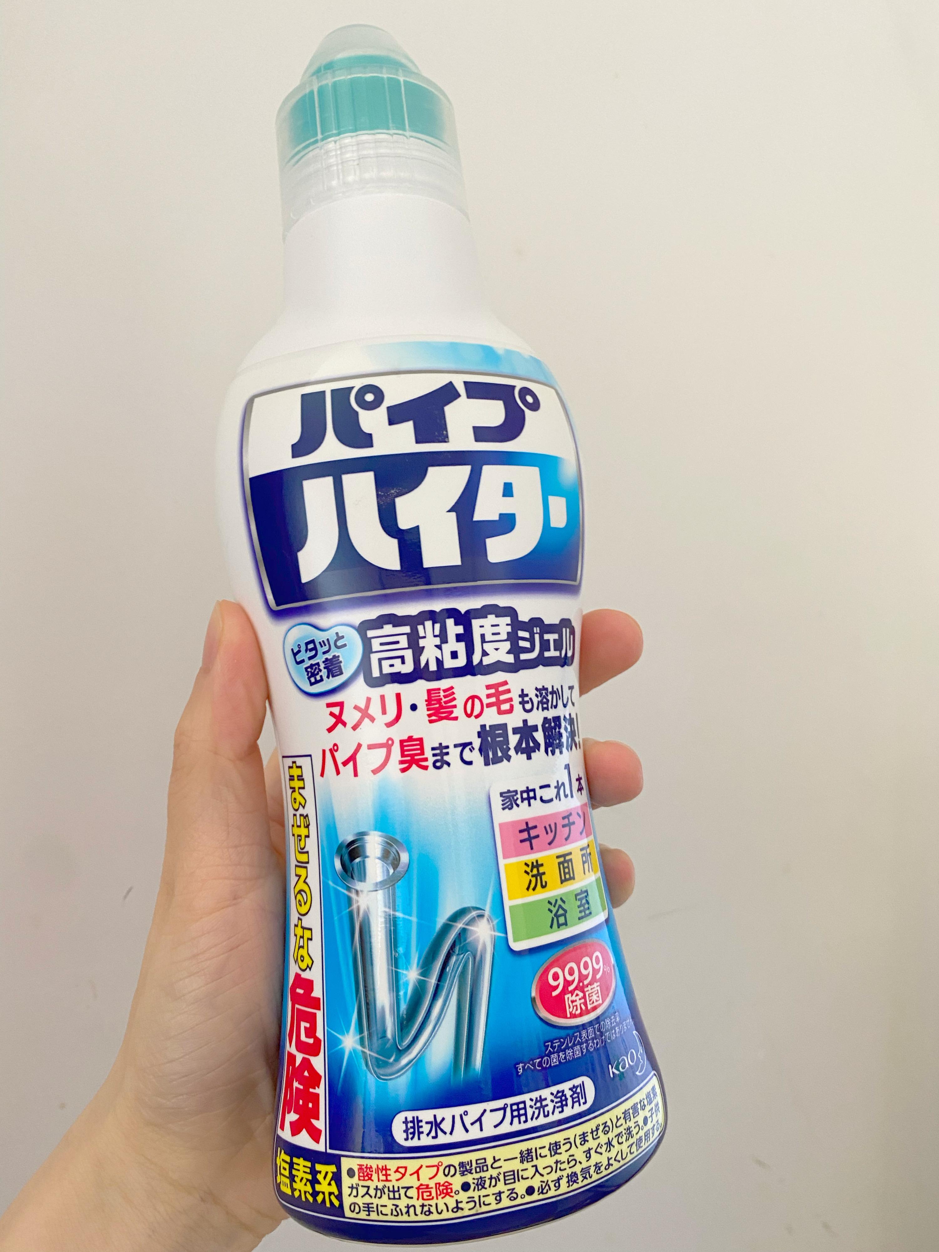 大量飞虫聚集 男子用杀虫剂喷火灭虫
