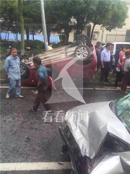 小车遭夹击2人身亡
