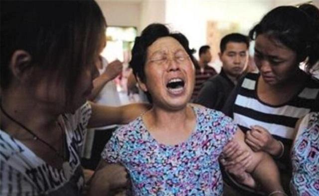 娃窒息奶奶跪谢医生
