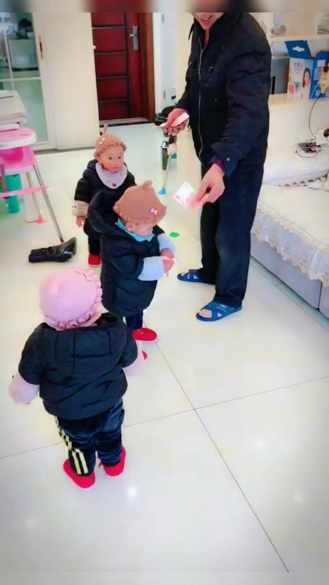 爷爷全职带三胞胎