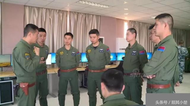 巴民众用队伍摆出歼10C形状感谢中国