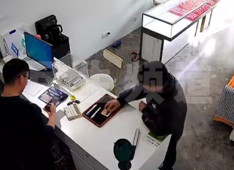 男子14.8万卖金条后银行卡被冻结
