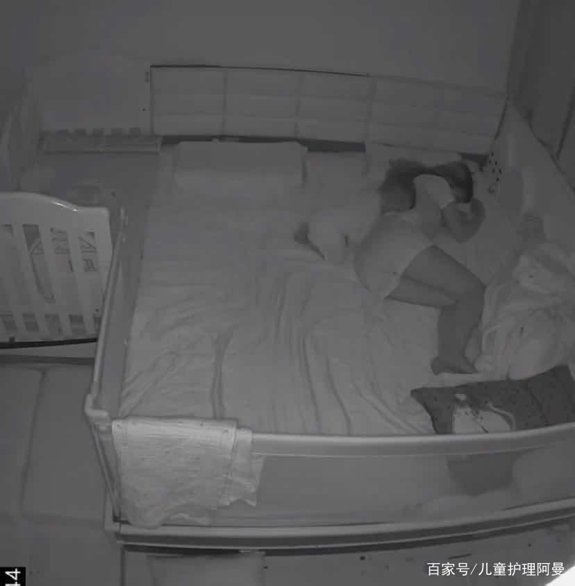监控记录下两岁宝宝自铺被褥哄睡