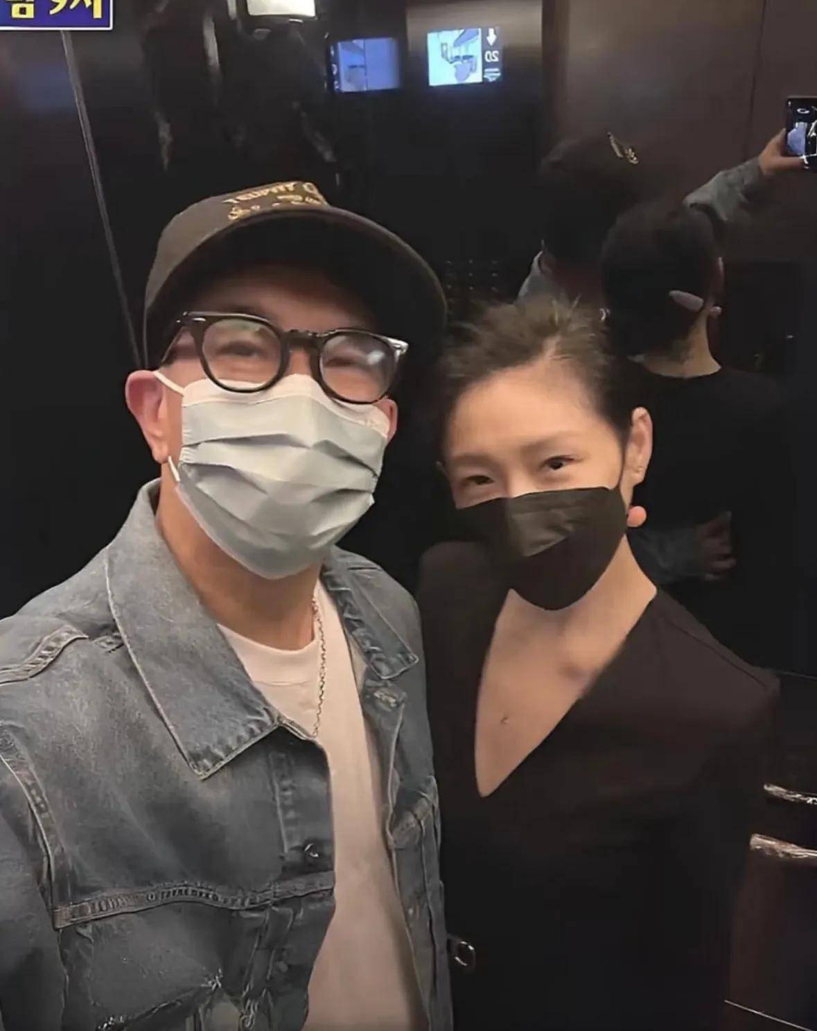 马筱梅婚礼前夜入住酒店 穿镶钻礼服