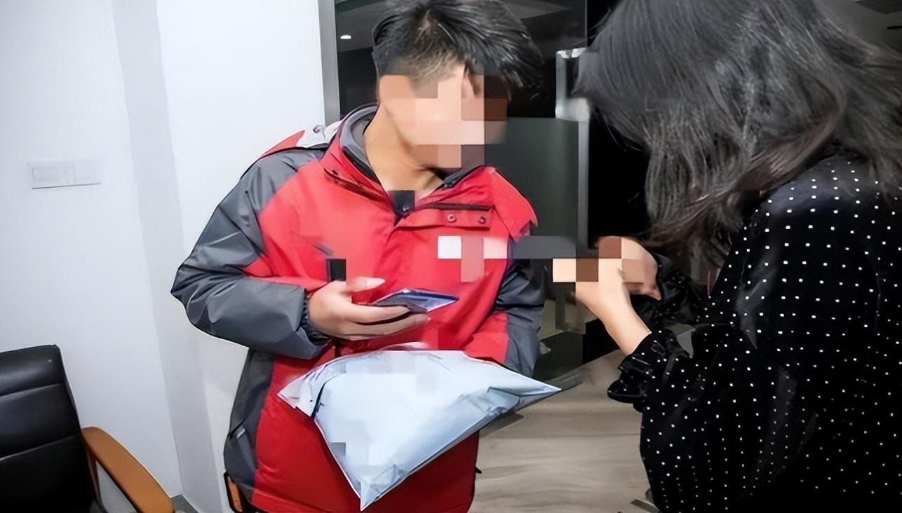 因快递放不放门口 女子遭快递员辱骂