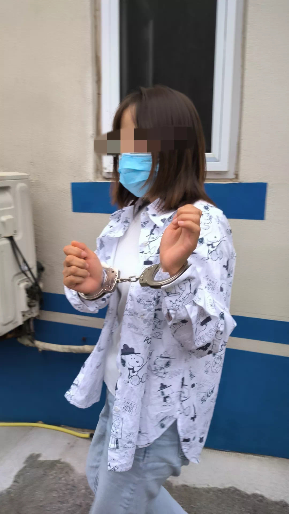 医院用手铐强制带走女子 官方通报