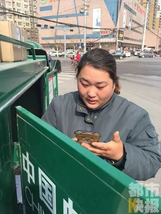 女子称遭快递员多次辱骂踹门跟踪