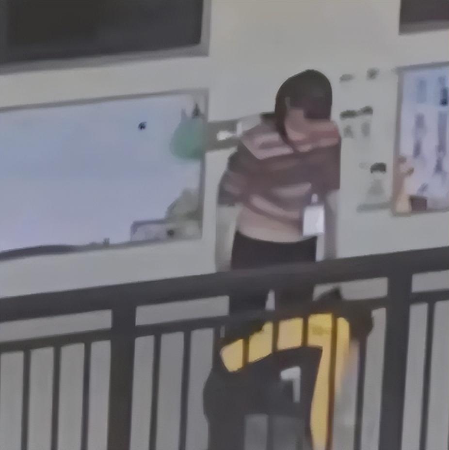 小学生调皮被老师拎身子悬空窗外