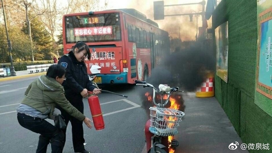 电车起火女店主赤脚冲出帮助灭火