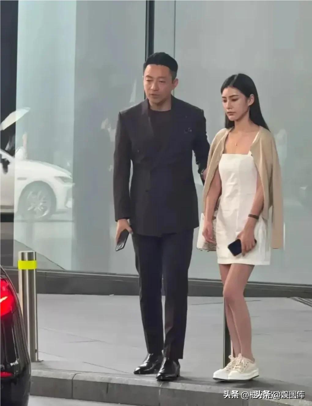 汪小菲马筱梅穿中式婚服热情打招呼