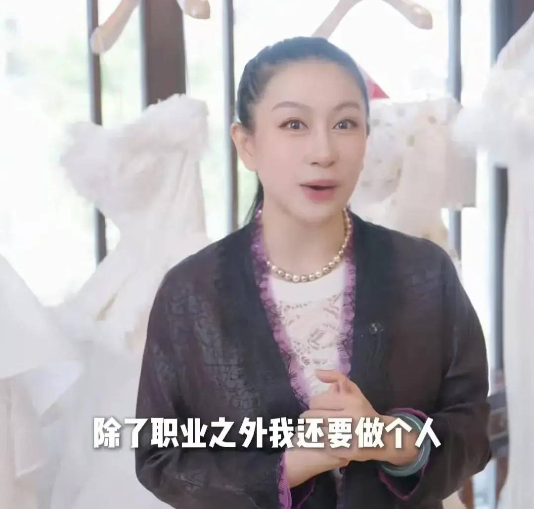 马筱梅穿三套高定 金饰设计考究