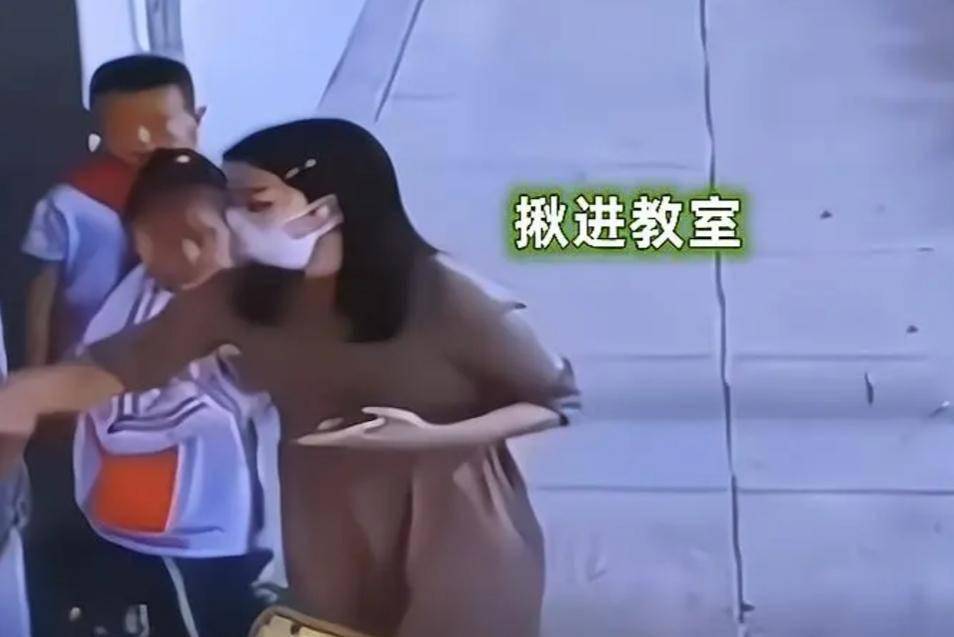 小学生调皮被老师拎身子悬空窗外
